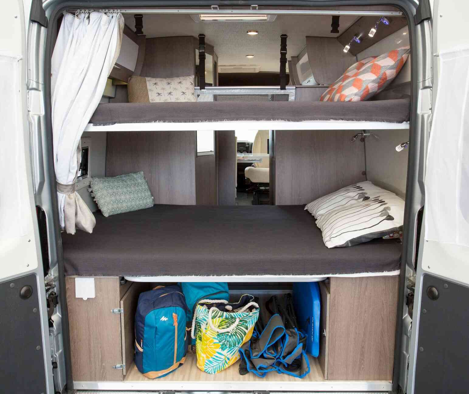 camping-car RANDGER R 600  intérieur / couchage principal